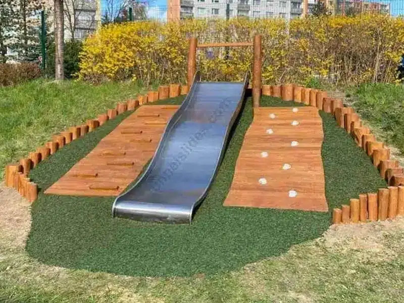 Rutsche Basic auf dem Spielplatz