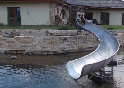 Water slide with bend