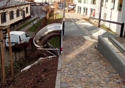 Tunnelrutsche unter die Brücke, Revnice