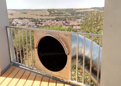 Installation in the railing, evacuation slide