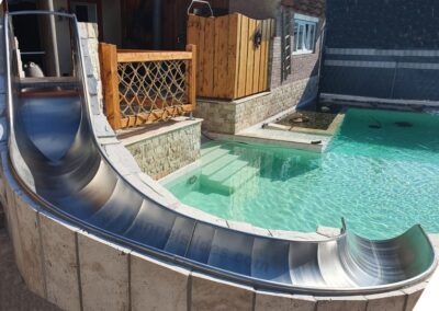 Built-in stainless steel water slide.