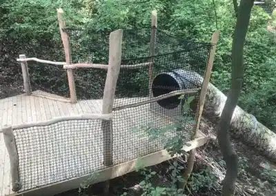 Maskierte Tunnelrutsche im Wald.