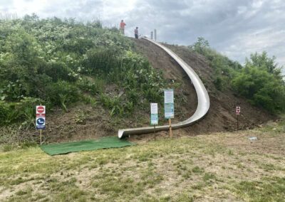 Große Muldenrutsche aus Edelstahl mit Kurve, PH 8,5 m, 90°