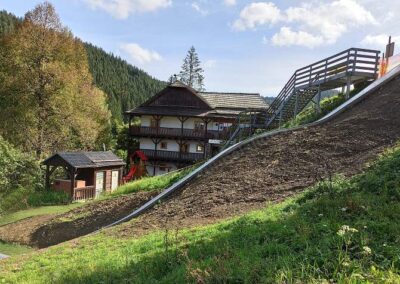 Muldenrutschbahn mit Kurven und Wellen.