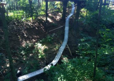 Große Muldenrutsche im Wald.