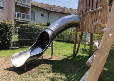 Spielplatz und Tunnelrutsche aus Edelstahl.