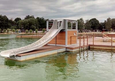 Schwimmende Wasserrutsche zum See, zum Teich