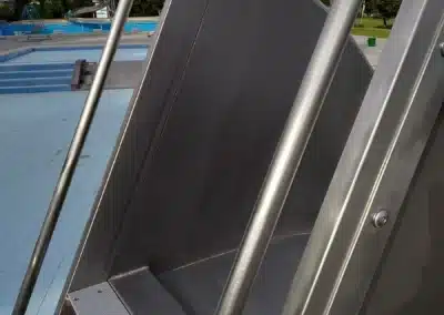 Säkerhetsräcken på vattenrutschbana i rostfritt stål med stege