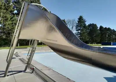 Startdelen av vattenrutschbanan vid den offentliga simbassängen
