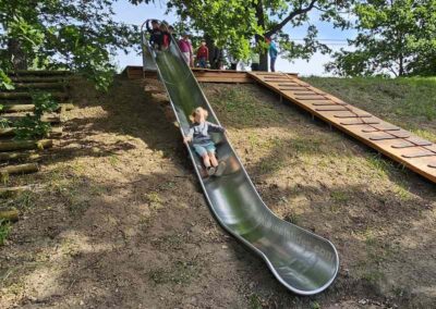 Park mit Kinderrutsche aus rostfreiem Stahl