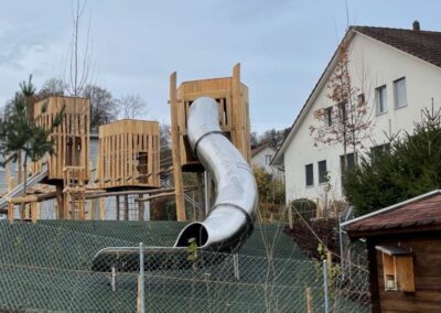 Rutsche aus rostfreiem Stahl auf dem Spielplatz.