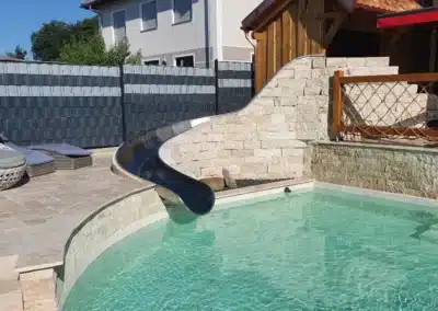 Vodní nerezová skluzavka Aqua TREND zabudovaná v exteriéru