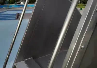 Bezpečnostné madlá vodné nerezové šmykľavky s rebríkom.